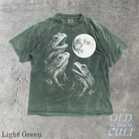 Retro Frogs Howling To Moon Graphic Tee – Retro Garment Dyed T-Shirt