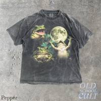 Frog Howling To Moon Vintage 90s Style Graphic T-Shirt